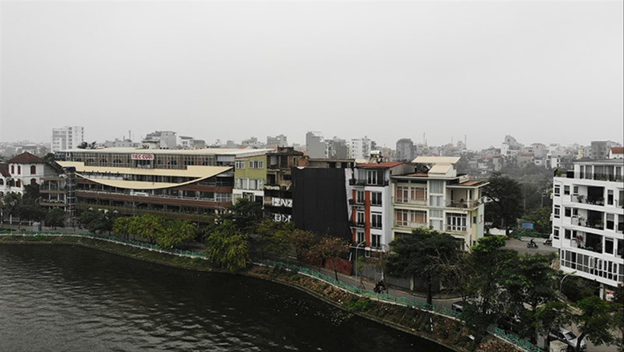 Các công trình vượt chiều cao quy hoạch phá vỡ cảnh quan hồ Tây.