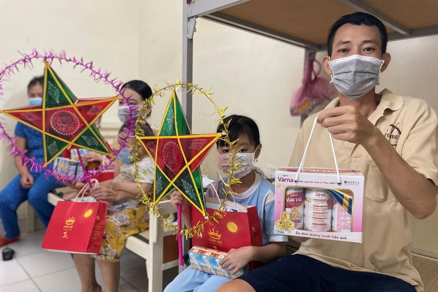Các em nhỏ đang điều trị tại Bệnh viện dã chiến truyền nhiễm số 5D và phụ huynh đón nhận những món quà yêu thương từ chương trình "Đêm hội trăng rằm" và "Sữa 0 đồng". 
