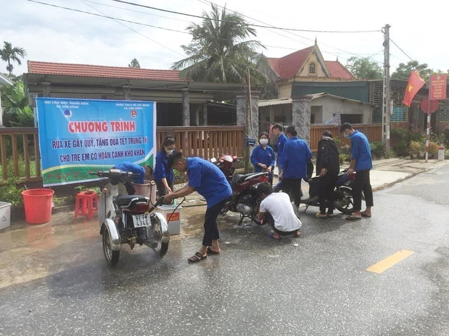 Rửa xe gây quỹ tặng quà Trung thu cho thiếu nhi khó khăn