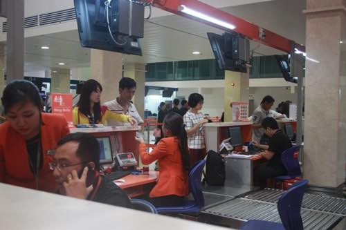 Hoạt động trong sân bay Tân Sơn Nhất chiều 20/10. Ảnh: Tuấn Kiệt.