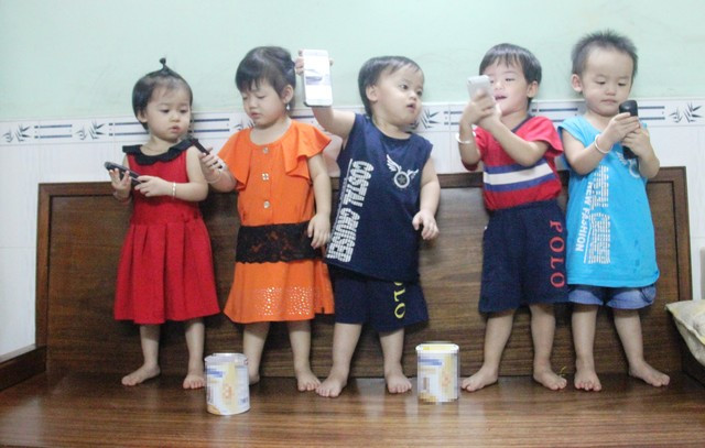 Những đứa trẻ trong ca sinh 5 ngày nào nay đã lớn khôn.