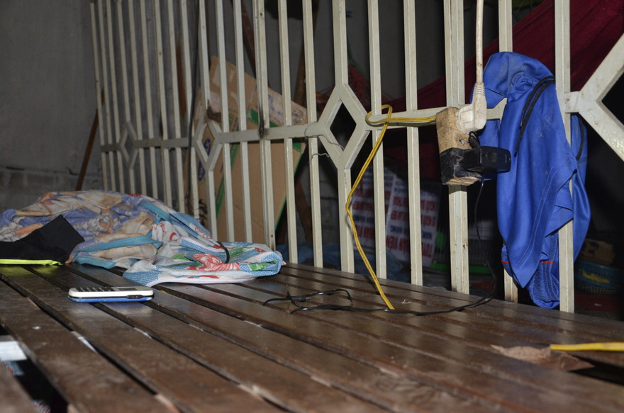 Chiếc điện thoại và ổ cắm điện nơi bé Thông chơi và bị điện giật tử vong.