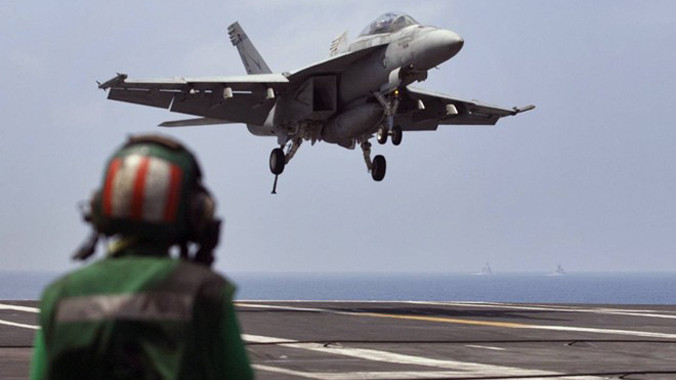 Một chiến đấu cơ Mỹ đáp xuống sàn của tàu sân bay USS Theodore Roosevelt trong Vịnh Bengal hôm 17/10. Ảnh: AP.