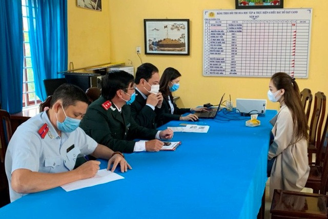 Phan Nguyễn Thanh N. (bên phải) bị lập biên bản phạt hành chính vì lan truyền thông tin thất thiệt. Ảnh: DT