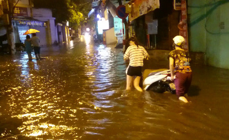 [VIDEO] Đường phố Hà Nội thành biển nước sau cơn mưa lớn