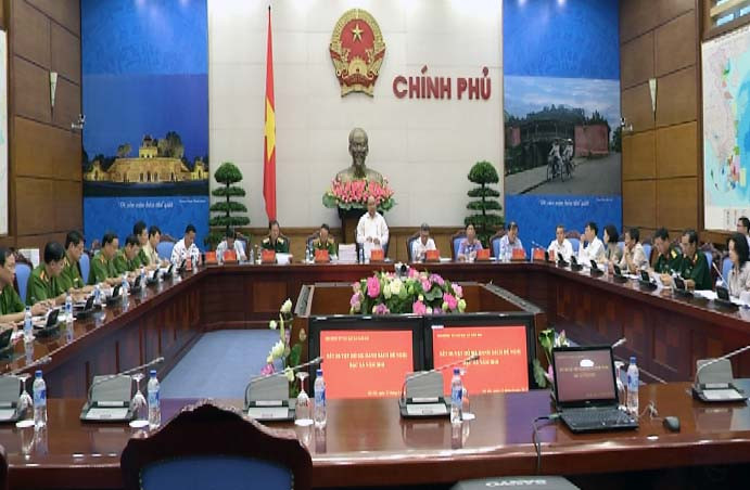 Hội đồng tư vấn đặc xá họp, duyệt danh sách phạm nhân đủ điều kiện được đặc xá để trình Chủ tịch nước ra quyết định.