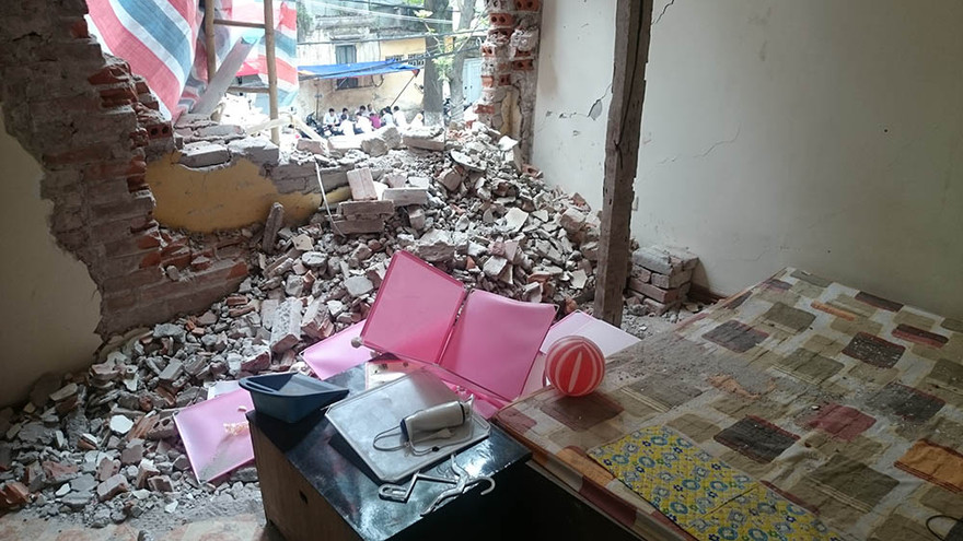 Căn phòng thủng một lỗ rộng, gạch, vữa rơi khắp nhà.