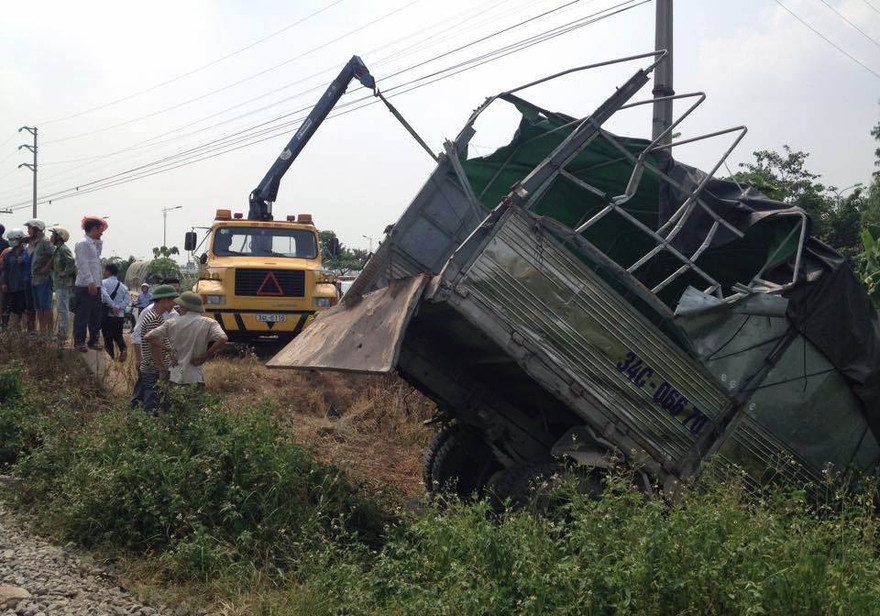 Chiếc xe tải được cần cẩu đưa lên. Ảnh: CTV.