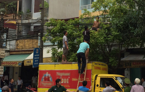 Gần một giờ sau, cảnh sát khống chế được nam thanh niên. Ảnh: Lê Hoàng.