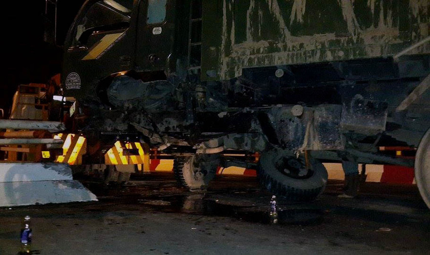 Chiếc xe tải bị rụng bánh sau khi đâm vào lan can cầu Chương Dương.