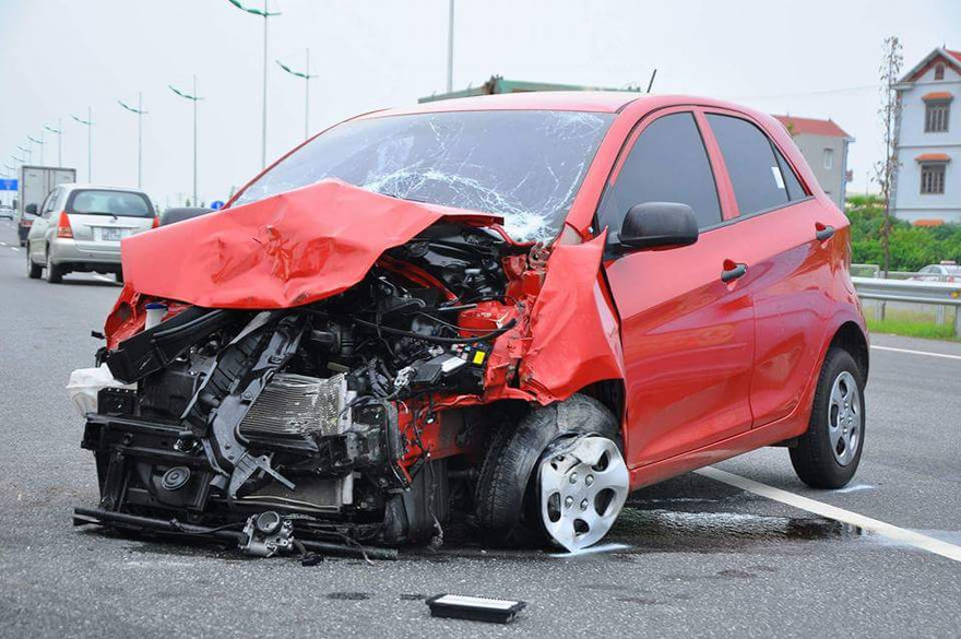 Chiếc xe Kia Morning bẹp rúm phần đầu.