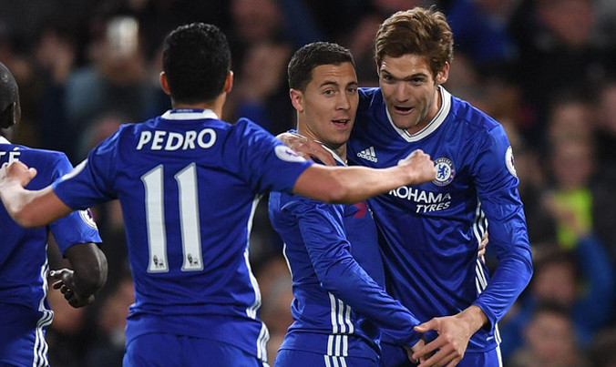 Hazard (giữa) ăn mừng cùng các đồng đội sau khi ghi bàn.