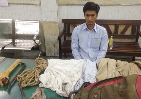 Thành và mớ đồ nghề trộm cắp. Ảnh: Q.T.