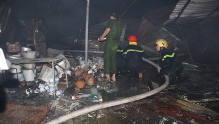 Một phần hiện trường vụ cháy chợ Tứ Hạ rạng sáng 16/9. Ảnh: Ng.Văn.