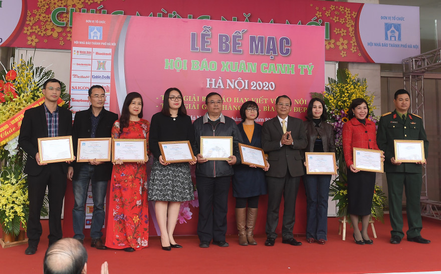 Tác giả Kiến Nghĩa của báo Tiền Phong và các tác giả nhận giải "Bài báo hay viết về Hà Nội"