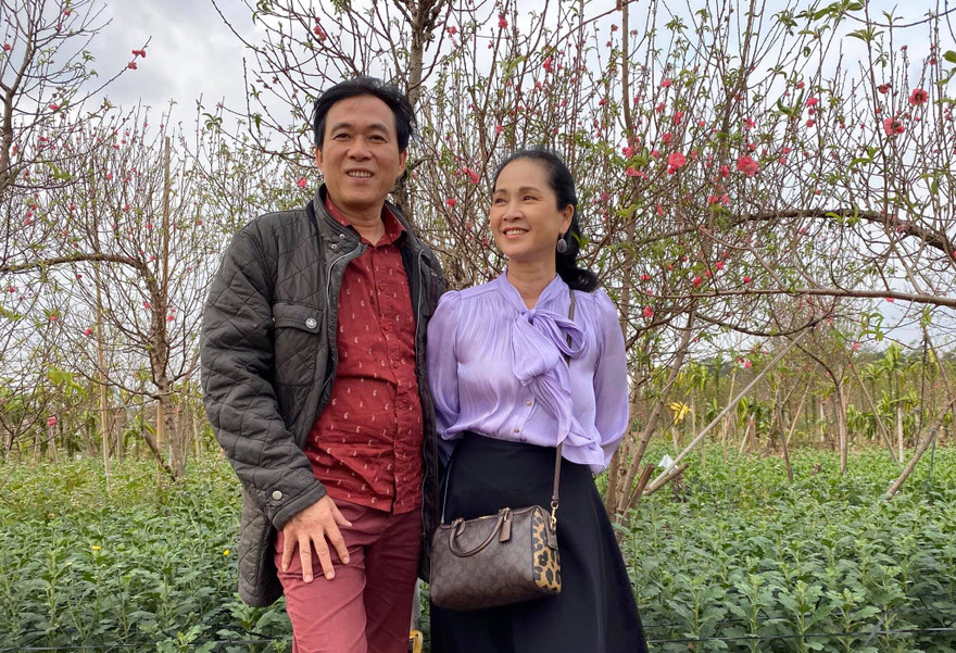 Vợ chồng NSƯT Đỗ Kỷ-NSND Lan Hương đi vườn đào