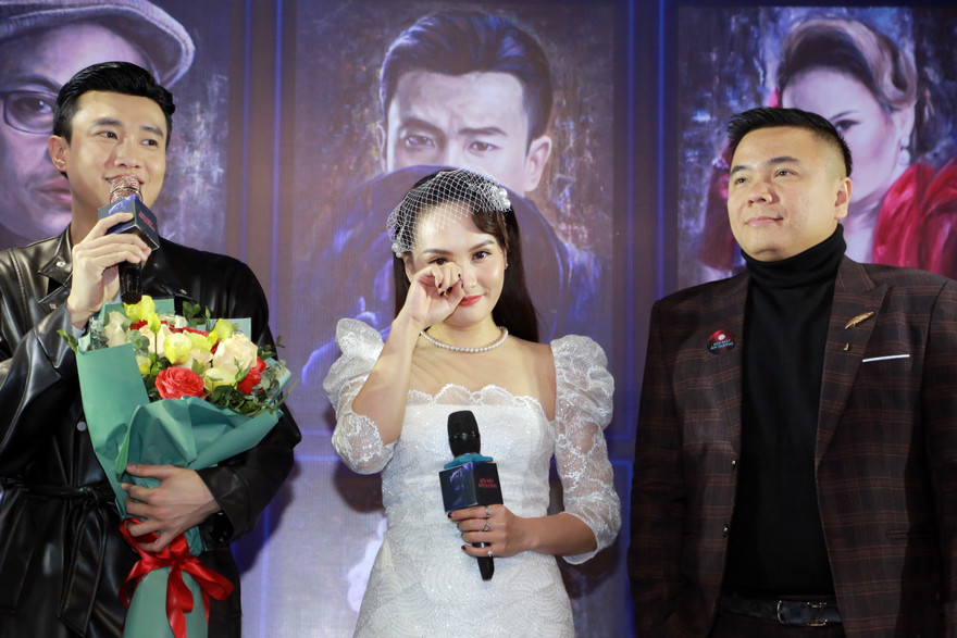 Bảo Thanh khóc khi thấy dàn diễn viên Về nhà đi con và dàn nghệ sỹ tới chúc mừng