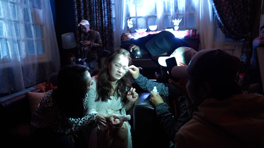 Bảo Thanh được sơ cứu khi bị chảy máu trong cảnh quay cuối