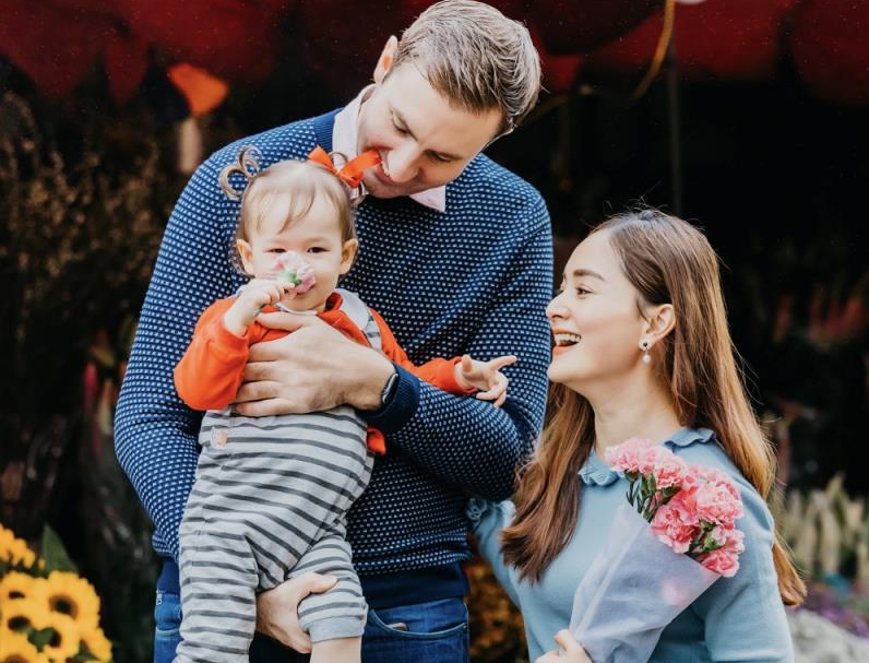 Lan Phương rạng ngời bên chồng và con gái xinh xắn