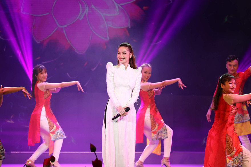 Hồ Ngọc Hà dịu dàng hát trong "Vang mãi giai điệu Tổ quốcà