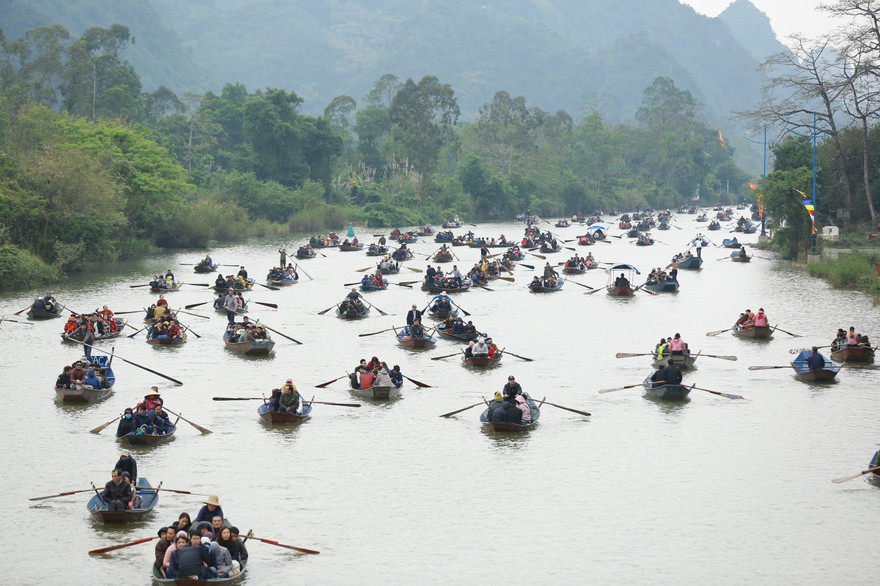 Hơn 4 vạn khách trẩy hội chùa Hương trong Mùng 5 Tết
