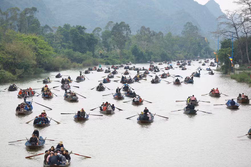 Hơn 4 vạn khách trẩy hội chùa Hương trong Mùng 5 Tết