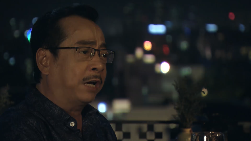 Mai Hồng Vũ (Việt Anh) ra sức nịnh chủ tịch Trần Nghĩa (NSND Hoàng Dũng)