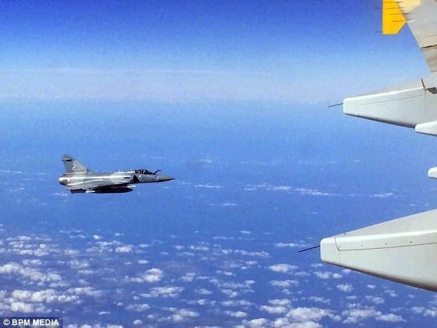 Chiến đấu cơ Pháp bay bên ngoài máy bay chở khách. Ảnh: BPM Media.