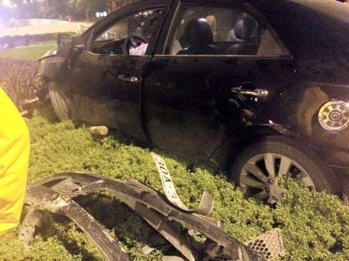 Phần đầu chiếc xe bị văng ra phía ngoài.