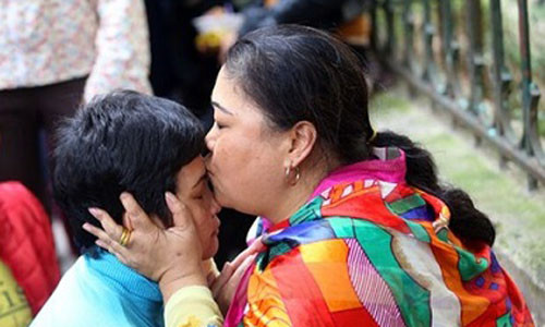 Người đà bà (phải) tự xưng là "Thánh" chữa ung thư. Ảnh: VTC