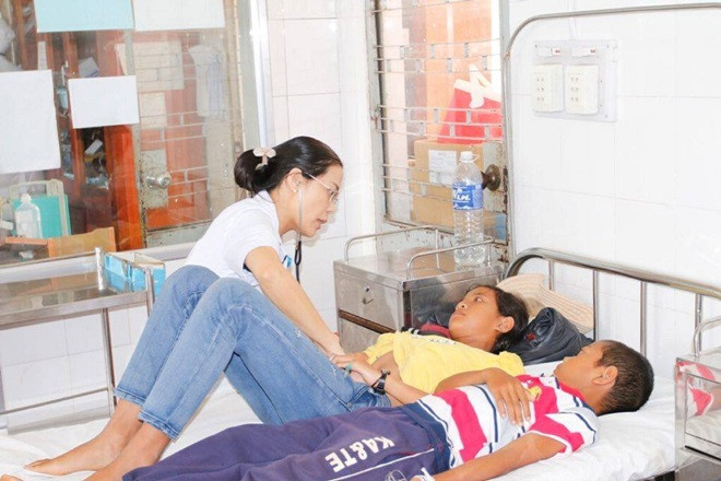 Bác sĩ thăm khám sức khỏe cho bệnh nhân