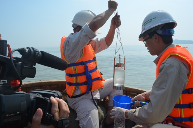 Cơ quan chức năng lấy mẫu nước