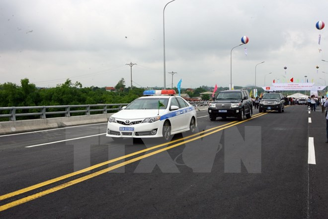 Dự án cầu Vĩnh Thịnh vượt sông Hồng, nối thị xã Sơn Tây của Hà Nội) với huyện Vĩnh Tường, tỉnh Vĩnh Phúc trên Quốc lộ 2C (thuộc vành đai 5) là vốn vay ODA của Hàn Quốc. (Ảnh: Huy Hùng/TTXVN)