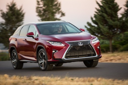 Không khó để nhận ra một số nét tương đồng giữa xe RX 2016 với "đàn em" Lexus NX - đó là những góc sắc gọn trên thân xe và kiểu mũi khá lạ mắt.