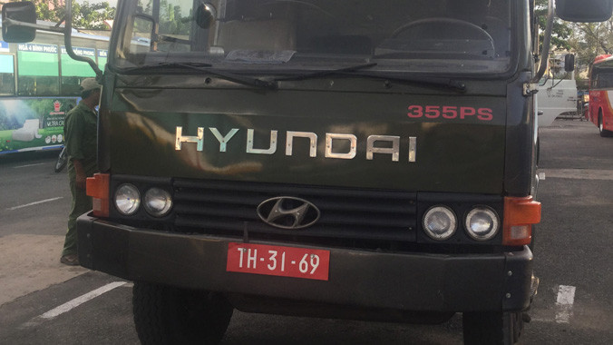 1 trong 2 xe tải giả xe quân đội.