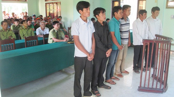 Các bị cáo trước vành móng ngựa.