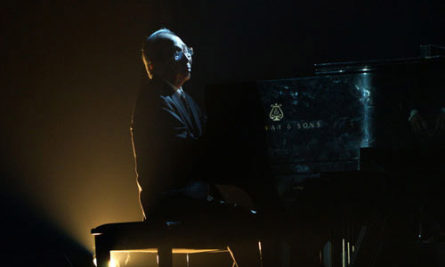 Nhạc sĩ Nguyễn Ánh 9 bên phím dương cầm trong liveshow năm 2015 ở Hà Nội. Ảnh: Quý Đoàn.