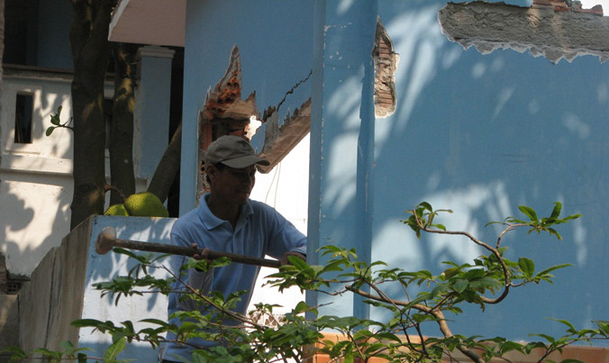 Sáng 15/4, các công nhân vẫn tiếp tục việc tháo dỡ.