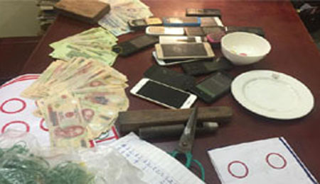 Tang vật thu trong sới xóc đĩa. Ảnh: T. Thanh.