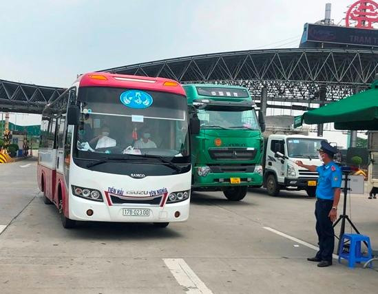 Thay vì thẻ luồng xanh, Hà Nội cấp mã nhận diện cho xe chở công nhân, chuyên gia. Ảnh: T.Đảng