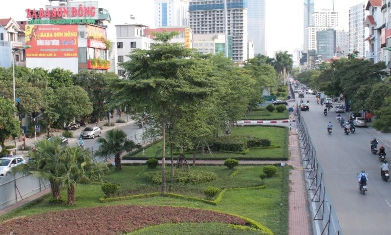 Phố Liễu Giai chuẩn bị xén dải phân cách giữa. Ảnh: A.Trọng