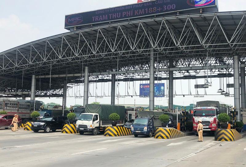 Hà Nội đóng chốt, cấm xe cá nhân không ra vào thành phố từ sáng nay.