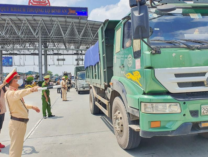 Ùn ứ và xe chở hàng vẫn phải quay đầu tại các chốt trực cửa ngõ.