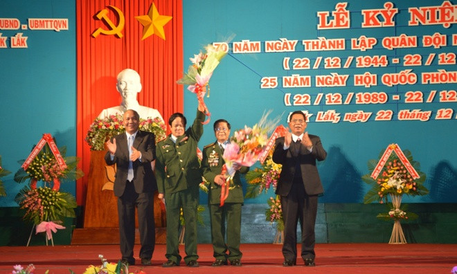 Lãnh đạo tỉnh tặng quà các Anh hùng LLVTND