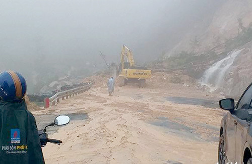 Đèo Khánh Lê sạt lở, đường Nha Trang đi Đà Lạt bị ùn tắc. Ảnh: Phước An.