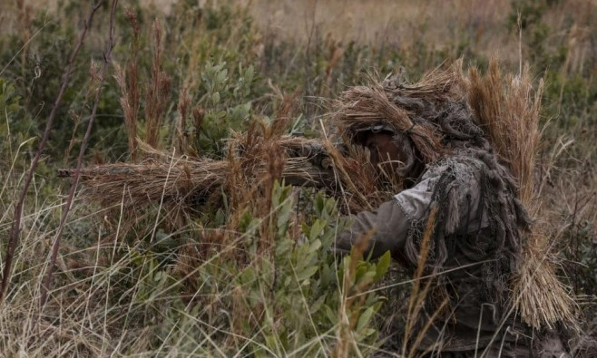 Lính bắn tỉa trinh sát của thủy quân lục chiến Mỹ được coi là bậc thầy về ẩn mình, do được huấn luyện để bí mật tiếp cận và săn lùng đối phương, cũng như thiết lập vị trí bắn để tấn công các mục tiêu ngẫu nhiên và bảo vệ đồng minh.