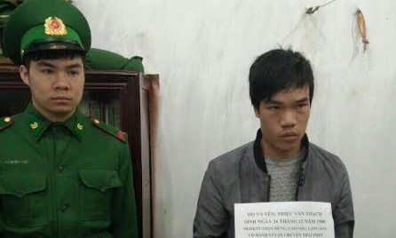 Đối tượng Thạch (phải) và tang vật tại Biên phòng Tân Thanh.