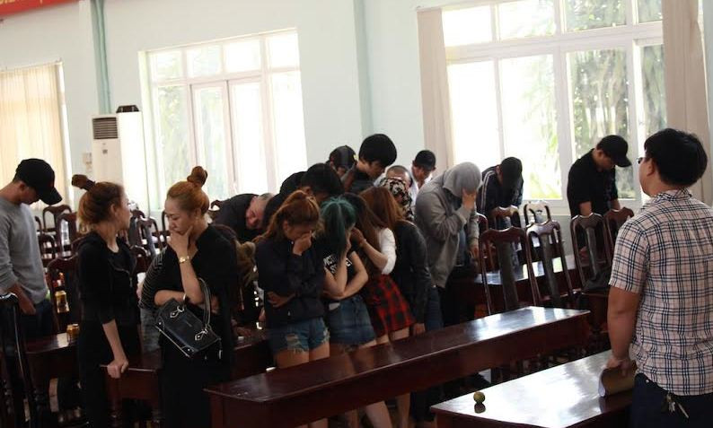 37 thanh niên bị bắt tại quán karaoke.