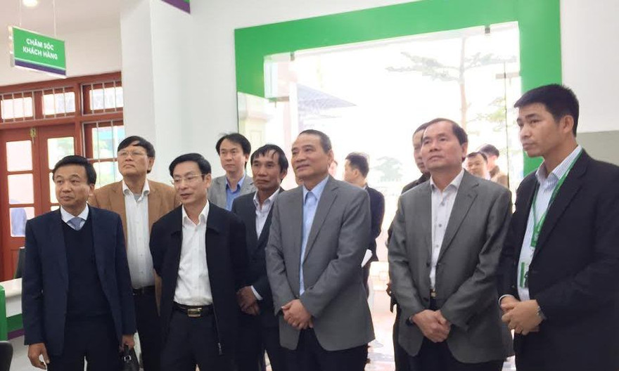 Bộ trưởng GTVT Trương Quang Nghĩa (thứ 3 từ phải qua) kiểm tra điểm dịch vụ thu phí không dừng của VETC.