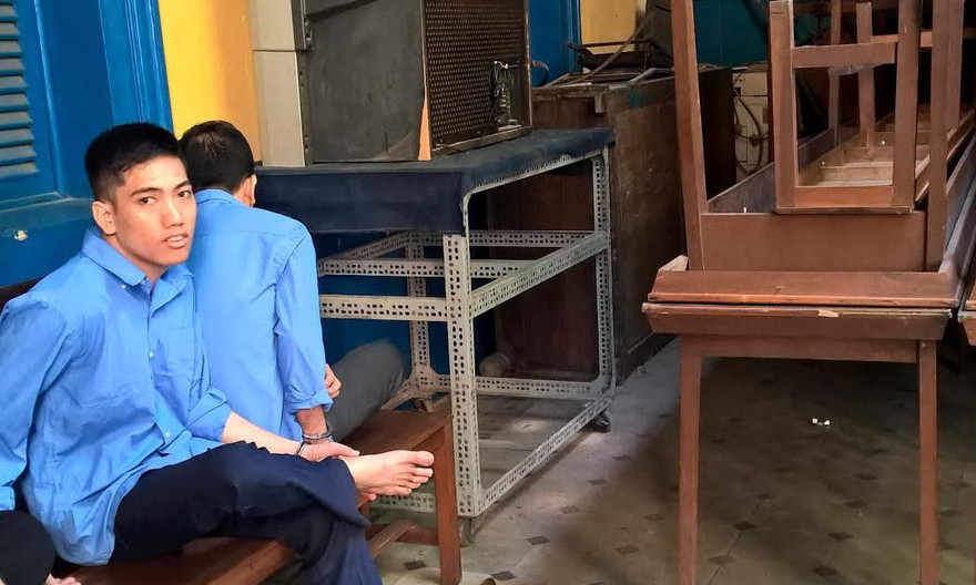 Hai bị cáo tại phiên tòa hôm nay 16/2. Ảnh: Tân Châu.